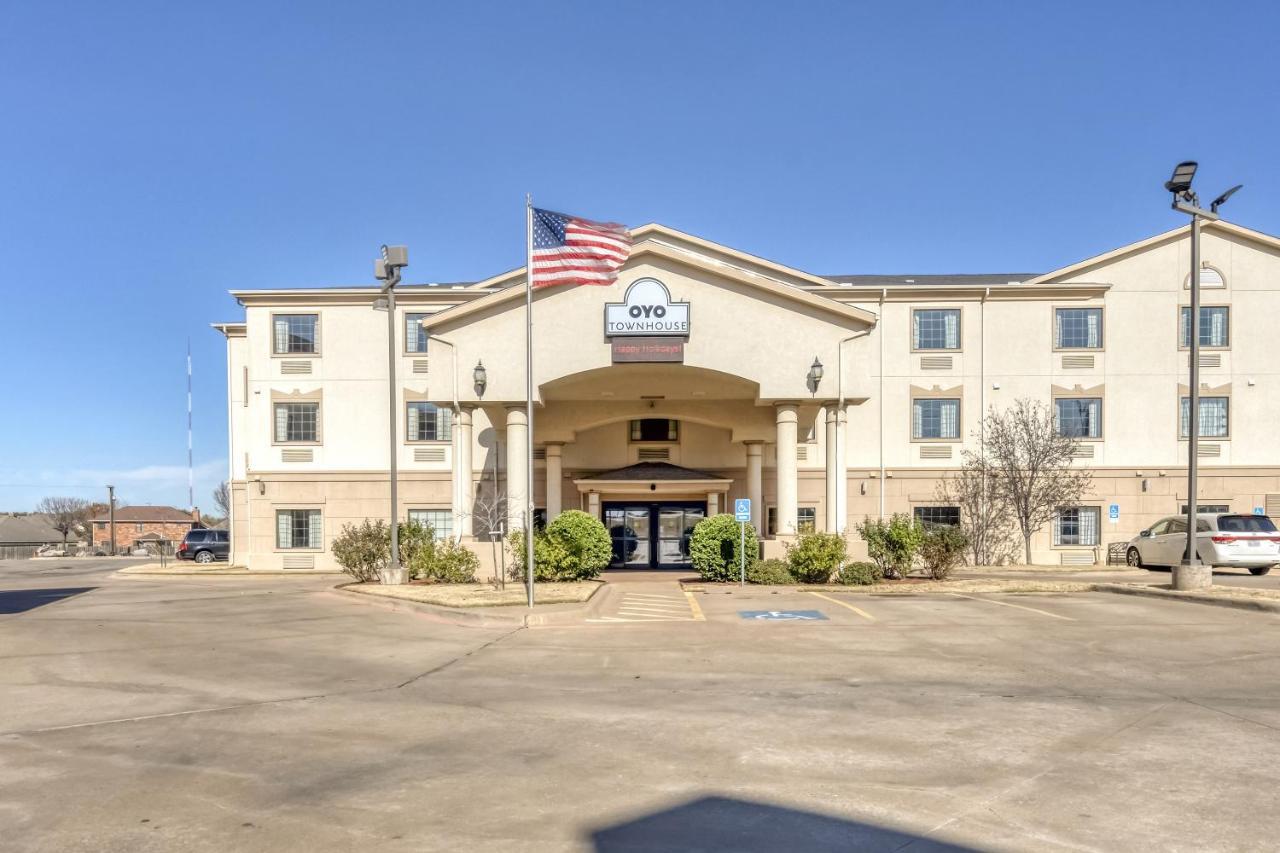 Oyo Townhouse Wichita Falls West Exterior photo